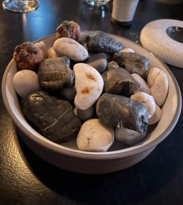 אבנים במסעדת Dill באיסלנד