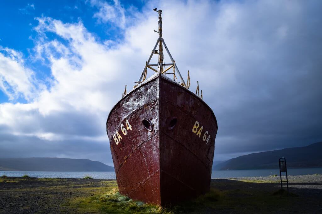 הספינה הנטושה Garðar BA 64 בפיורדים המערביים של איסלנד