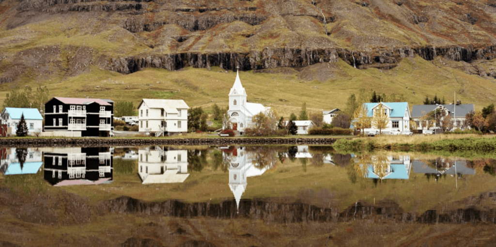 העיירה סיידיספיורדור במזרח איסלנד