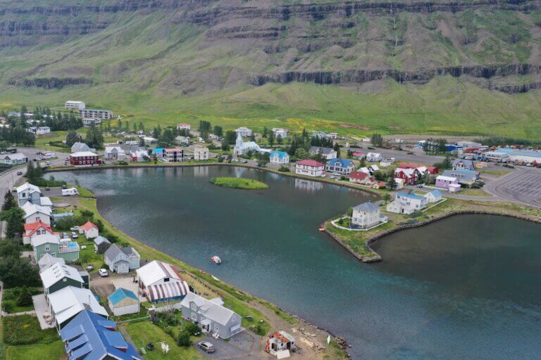 העיירה Siglufjördur בצפון איסלנד