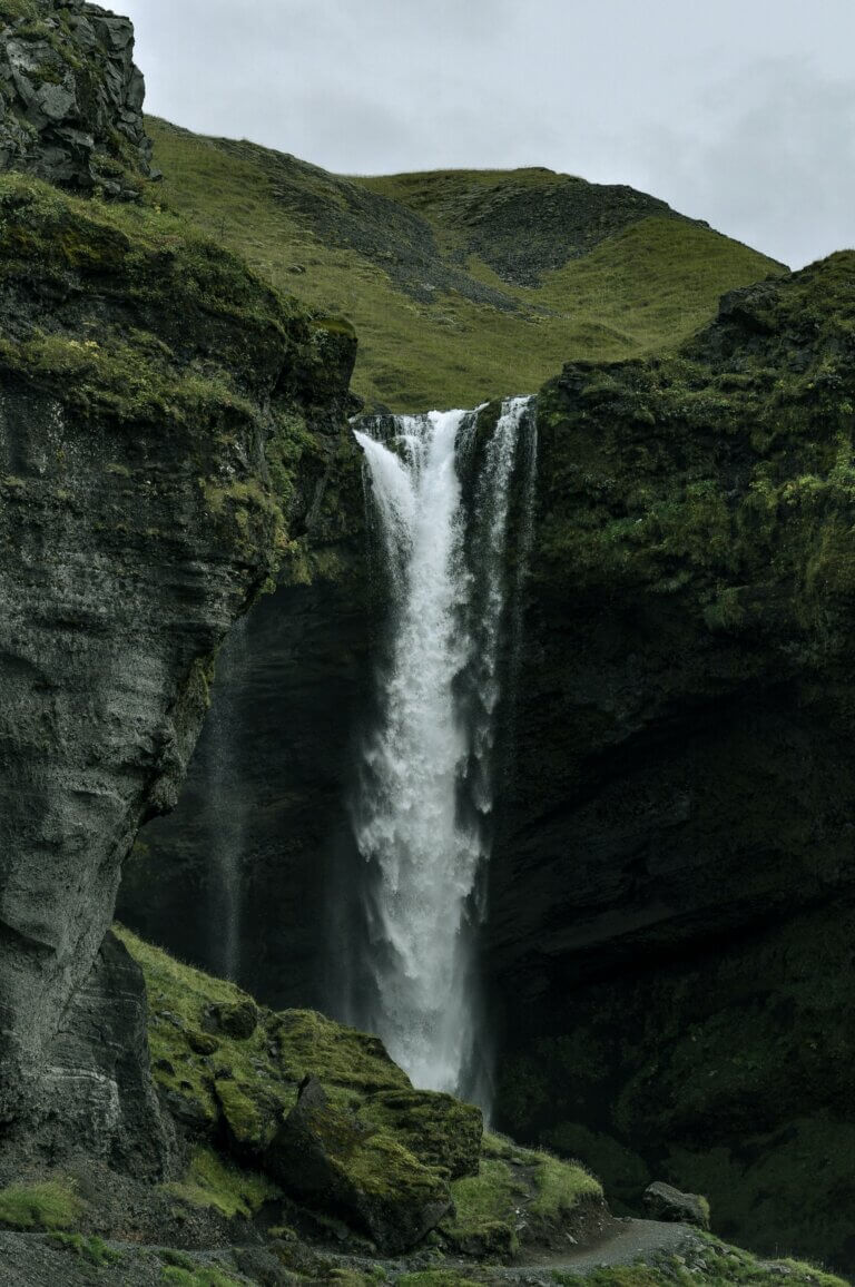 מפל Kvernufoss בדרום איסלנד
