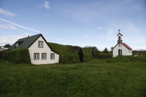 בתי הדשא בKeldur